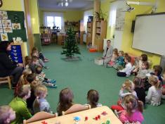Zdobení stromečku- třída BERUŠKY A ČMELÁČCI